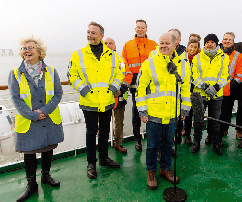 Erstes LNG-Terminal in Deutschland eingeweiht