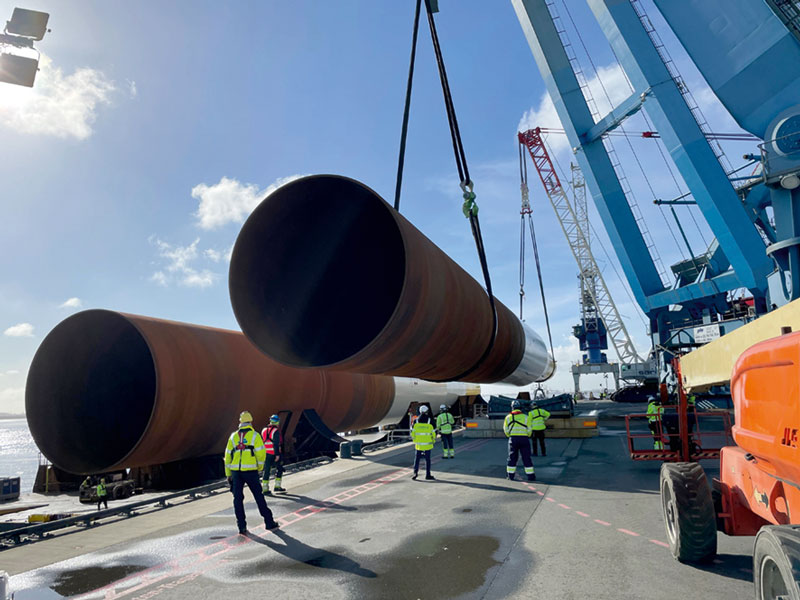 Steelwind schickt Riesen-Monopiles auf Reisen