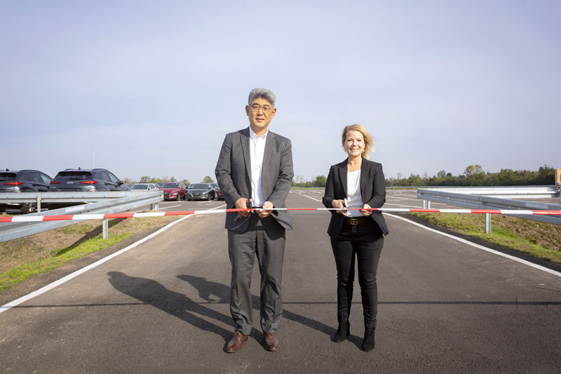Andrea Eck (r.), BLG-Vorstand Automobile, und Wang Chul Shin, Präsident Hyundai Motor Deutschland, zerschnitten bei der Einweihung im September symbolträchtig das rot-weiße Band.