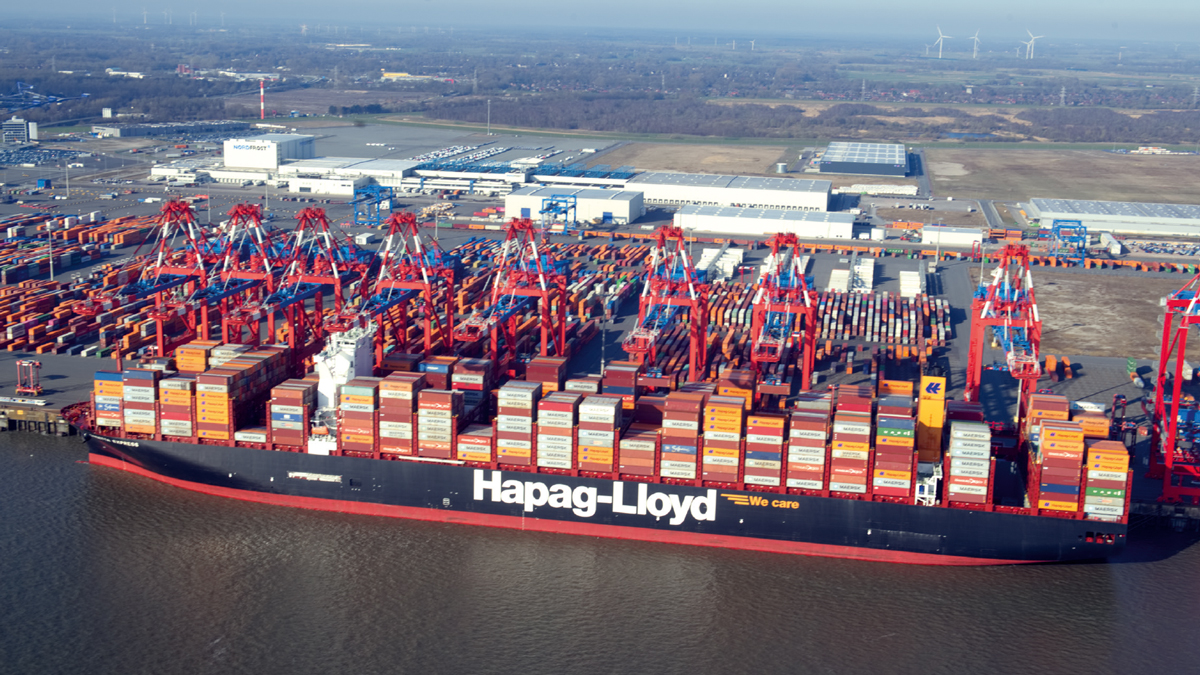 Luftaufnahme eines Hapag-Lloyd Containerschiffes in einem Hafen