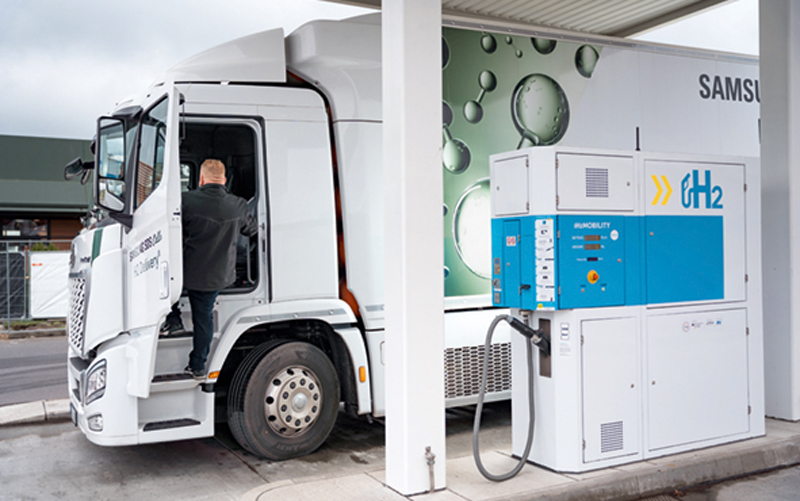 Ein Lkw an einer Wasserstofftankstelle