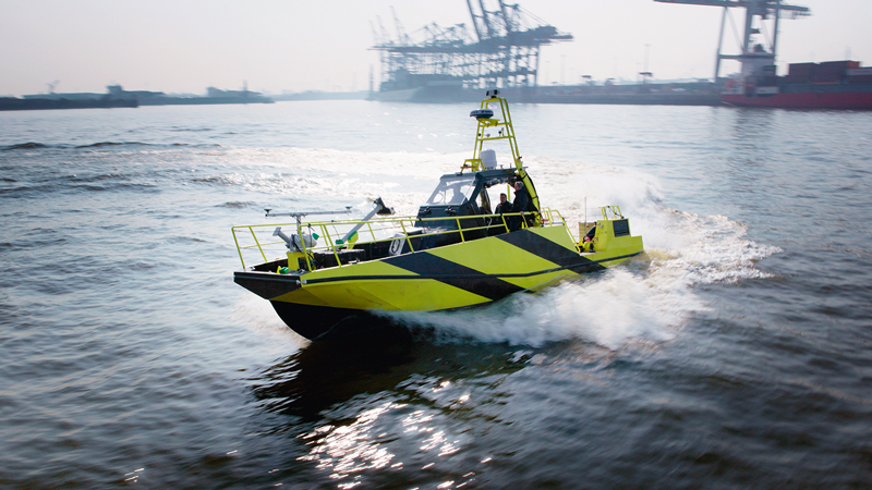 Was hier über das Wasser rast, ist das „AMC12“, ein Versuchsträger für unbemannte und autonome Überwasserfahrzeuge, den Rheinmetall gemeinsam mit Partnern entwickelt hat.