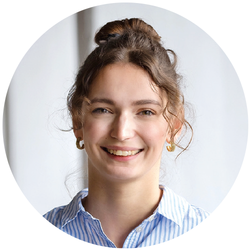 Porträt von Amelie Würdemann vor neutralem Hintergrund