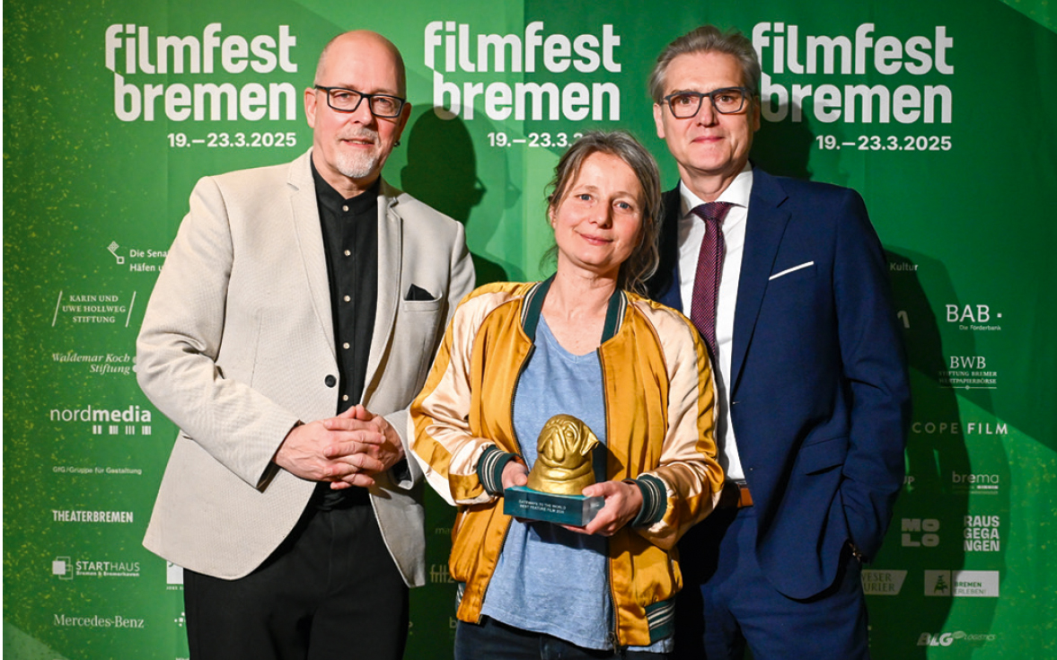 Preisträgerin Jacqueline van Vugt bei der Preisverleihung auf dem Filmfest Bremen mit Kai Stührenberg und Robert Howe