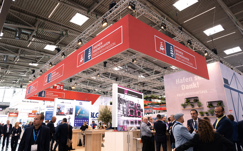 Messestand von bremenports auf der transport logistic mit Besuchern.