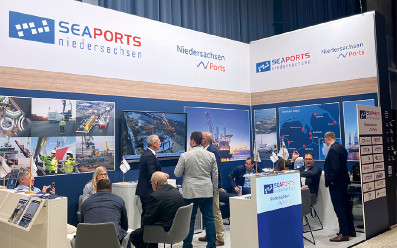 Stand des Niedersächsischen Seehafens auf der WindEurope mit Besuchern