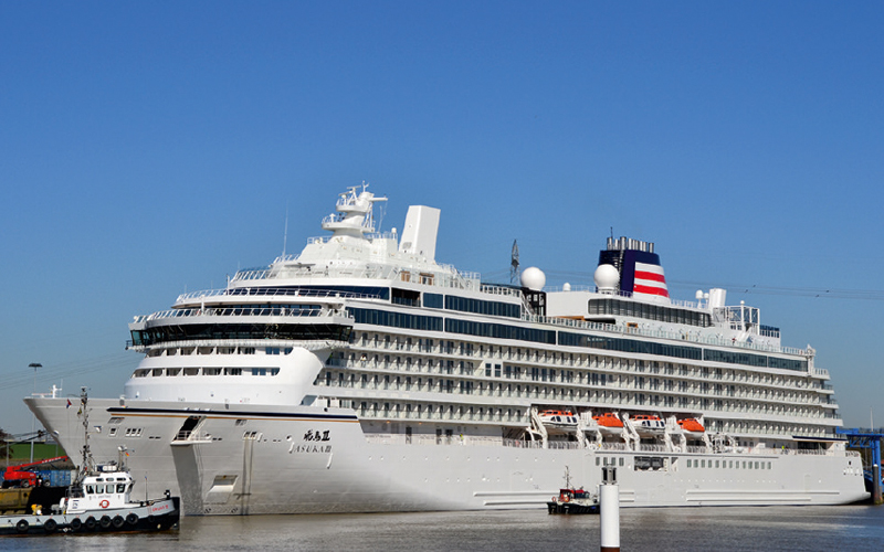 Das Kreuzfahrtschiff ASUKA 3 in der Papenburg-Werft in Emden