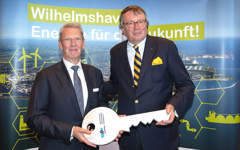 Der scheidende WHV-Präsident John H. Neumann übergibt symbolisch einen großen Schlüssel an seinen Nachfolger Andreas Bullwinkel.