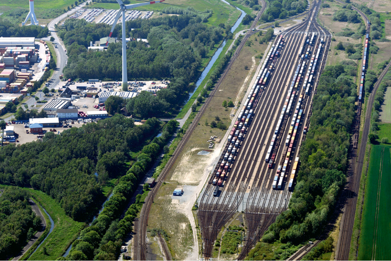 Luftaufnahme der Gleise des Bahnhofs Speckenbüttel, wo zahlreiche Waggons auf 16 nebeneinander liegenden Gleisen aufgereiht sind Luftaufnahme der Gleise des Bahnhofs Speckenbüttel, wo zahlreiche Waggons auf 16 nebeneinander liegenden Gleisen aufgereiht sind