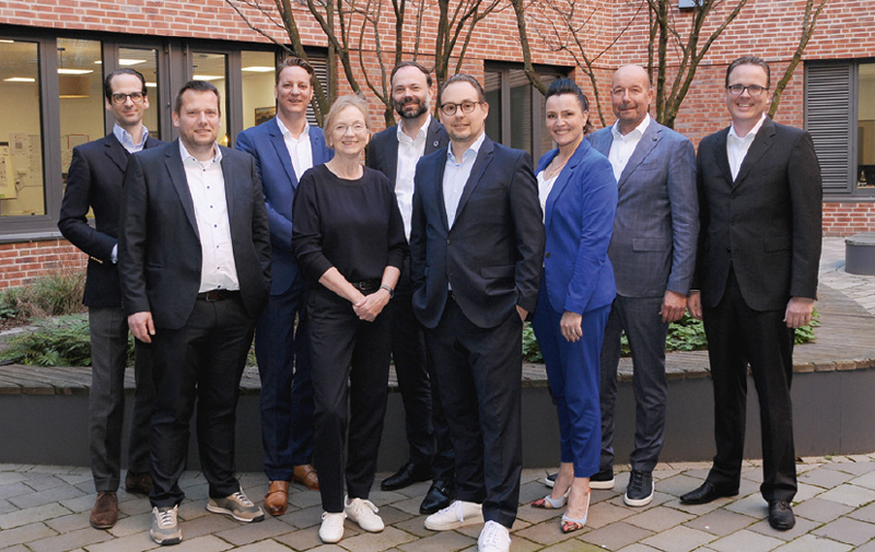 Gruppenfoto von neun Personen, dem neuen Vorstand des Bremer Spediteurverbandes