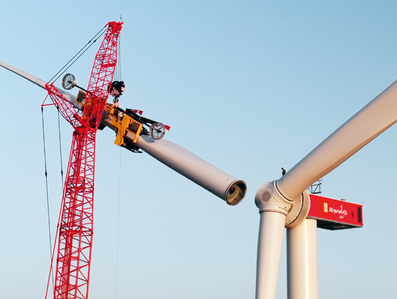 EC_E-175-EP5-prototype-B-E_Still-2024-4C_Portrait02_800 A new lifting device is used to install the rotor blades. This device uses two propellers to grip the rotor blades and automatically holds them in position during the installation process.