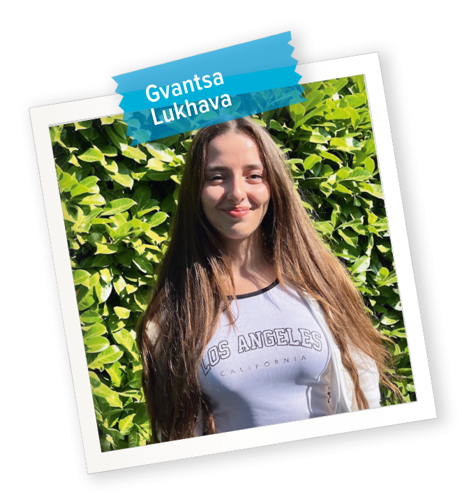 Porträt von Gvantsa Lukhava in einem Polaroidformat, sie steht vor einer grünen Hecke