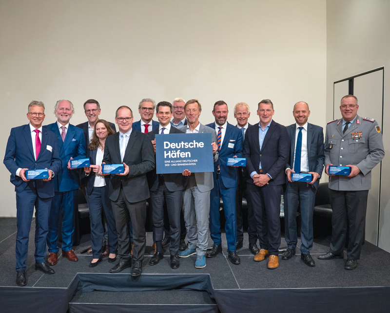 Gruppenfoto der Allianz „Deutsche Häfen“, die eine stärkere finanzielle Beteiligung des Bundes fordert.