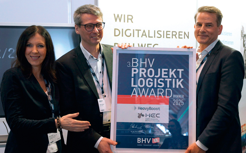 Petra Lüdeke, Heiko Müller und Olaf Beckedorf halten einen großen Bilderrahmen mit dem BHV-Projektlogistik-Award 2025 in der Hand