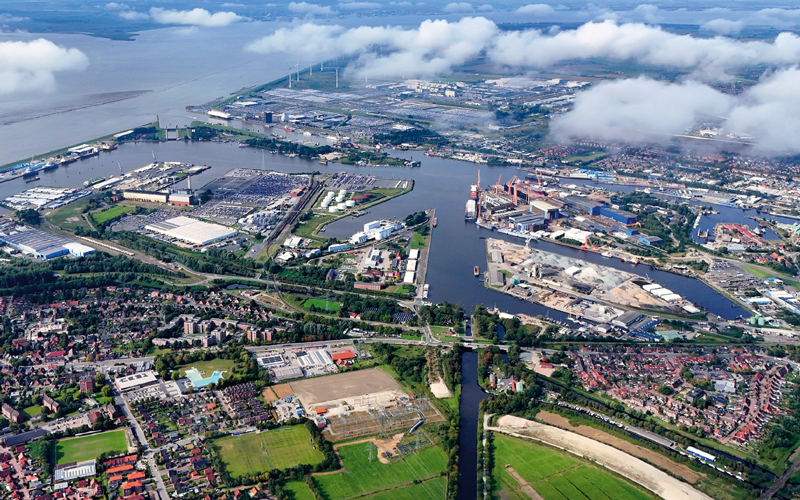 Luftaufnahme von Emden mit Containerhafen.