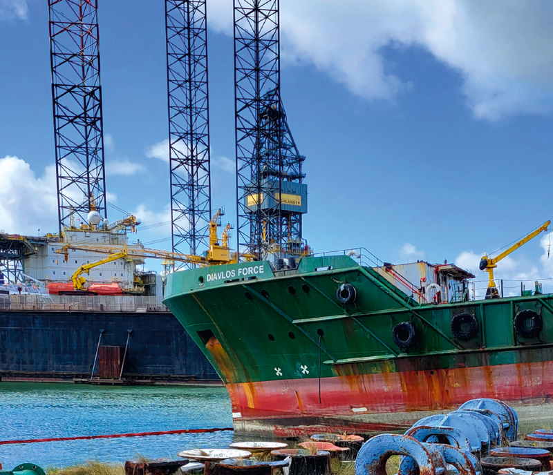 Ein altes Schiffe liegen bei einer Abwrackwerft