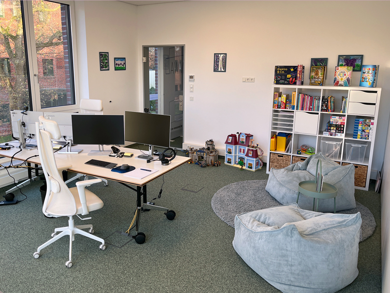 Ein Bild von einem Arbeitszimmer, das gleichzeitig ein halbes Kinderzimmer ist