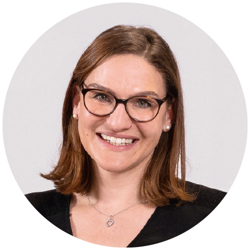 Porträt von Miriam Charif vor neutralem Hintergrund