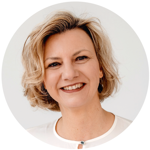 Porträt von Nadine Hellmold, vor neutralem Hintergrund