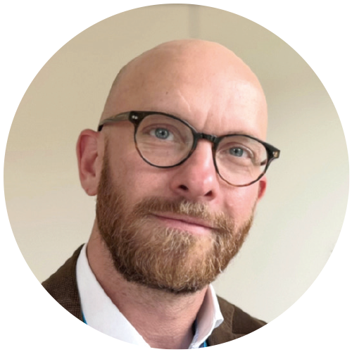 Porträt von Robin Lemke vor neutralem Hintergrund