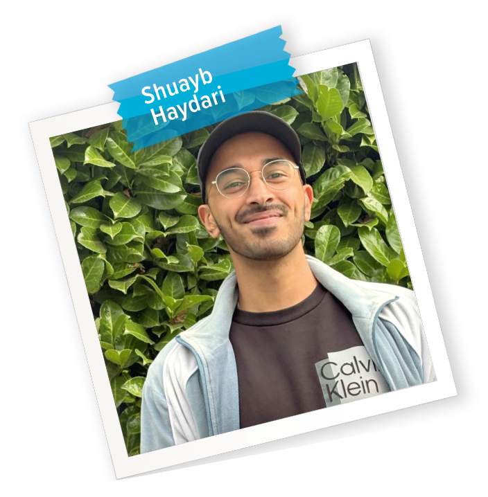 Porträt von Shuayb Haydari in einem Polaroidformat, er trägt ein Basecap und steht vor einer grünen Hecke