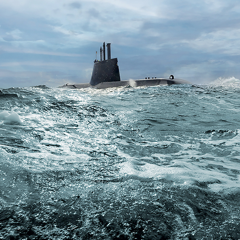 Ein U-Boot fährt bei rauer See an der Wasseroberfläche; hohe Wellen und Gischt dominieren das Bild unter grauem Himmel.