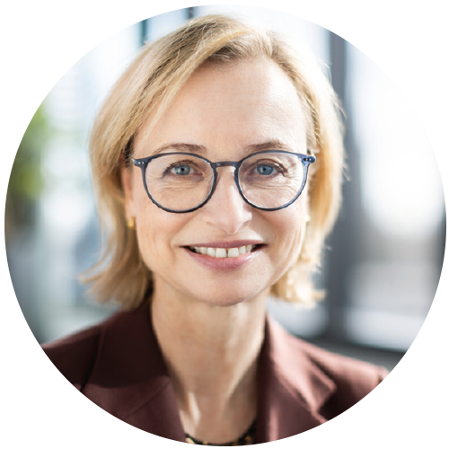 Porträt von Ulrike Riedel, der Hintergrund ist unscharf, in einer Büroumgebung