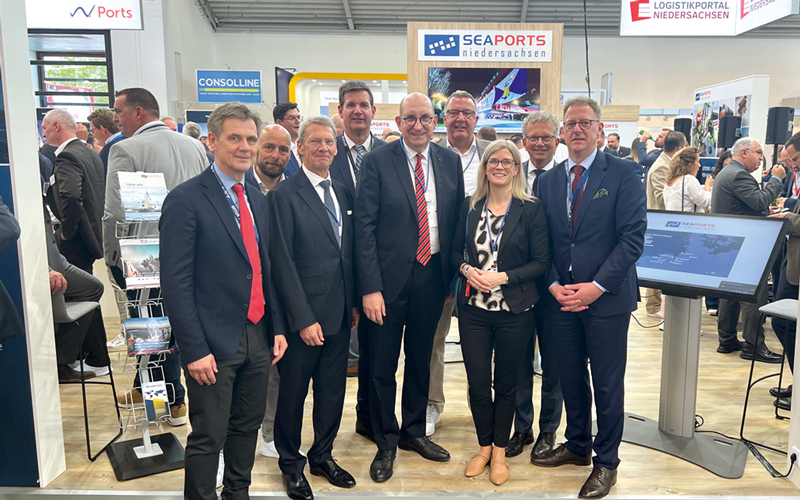 Gruppenfoto auf dem Messestand von seaports of Niedersachsen bei der transport logistic mit Jan Müller, Uwe Oppitz, Andreas Bullwinkel, Volker Weiß, Matthias Wunderling-Weilbier, Jan Remmers, Inke Onnen-Lübben, Holger Banik und Michael