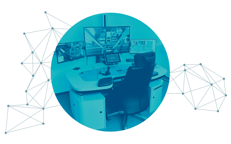 Duplexfoto farblich abgestimmt auf das Hafenfoto, zu sehen ist ein Arbeitsplatz mit unterschiedlich großen Bildschirmen an einem weißen Schreibtisch mit einem großen Bürosessel