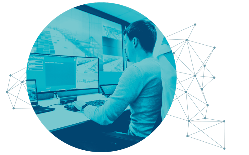 Duplexfoto farblich abgestimmt auf das Hafenfoto, ein junger Mann, der vor mehreren großen Bildschirmen sitzt, ist seitlich zu sehen