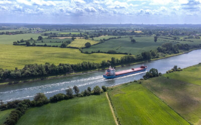 Drohnenaufnahme von Frachtschiff auf dem Nord-Ostsee-Kanal