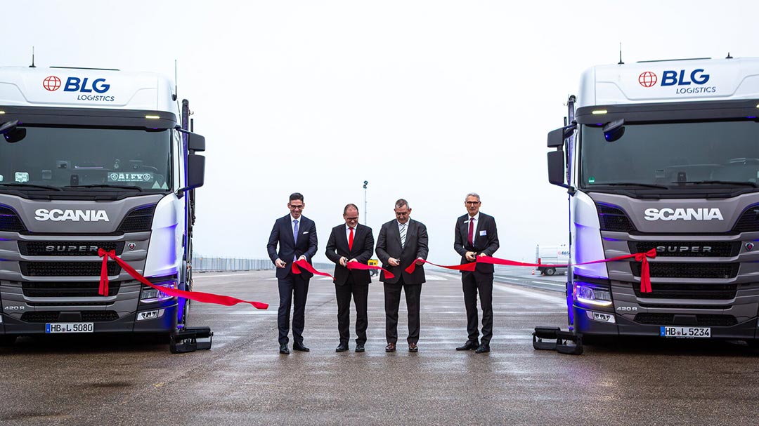 At the official opening of the BLG inland terminal in Ahlhorn, Matthias Magnor, Grant Hendrik Tonne, Axel Krichel, and Thorsten Schmidtke symbolically cut a red ribbon stretched between two BLG tractor units.
