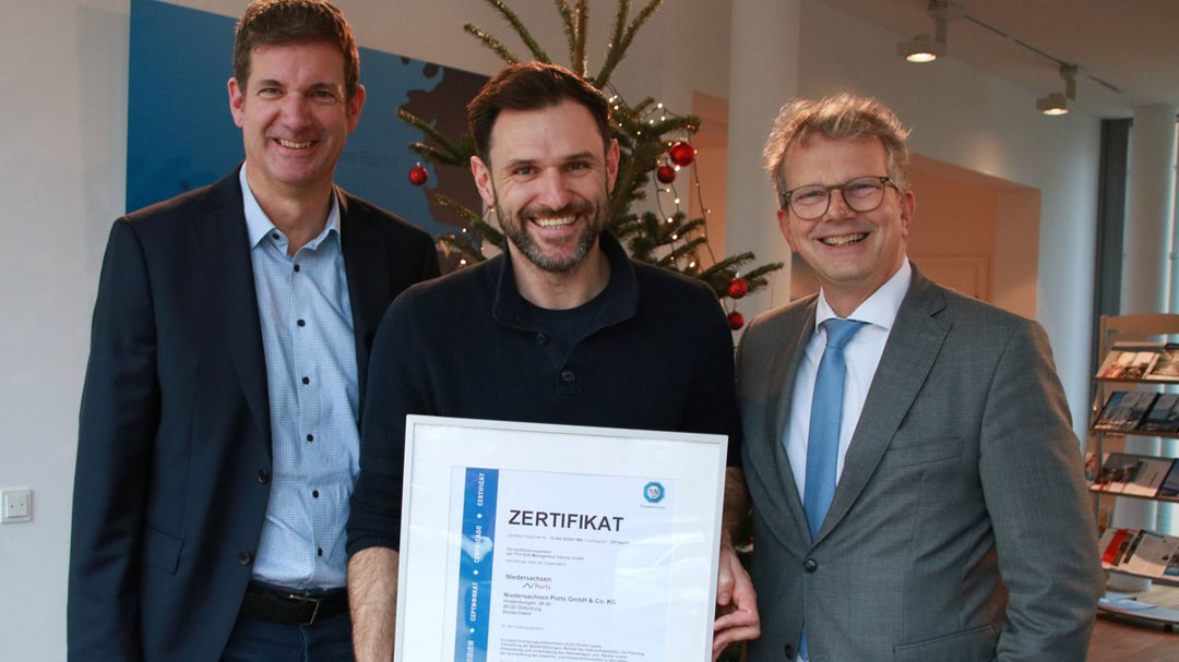 Volker Weiß, Matthäus Wuczkowski, and Holger Banik present the energy management certificate.