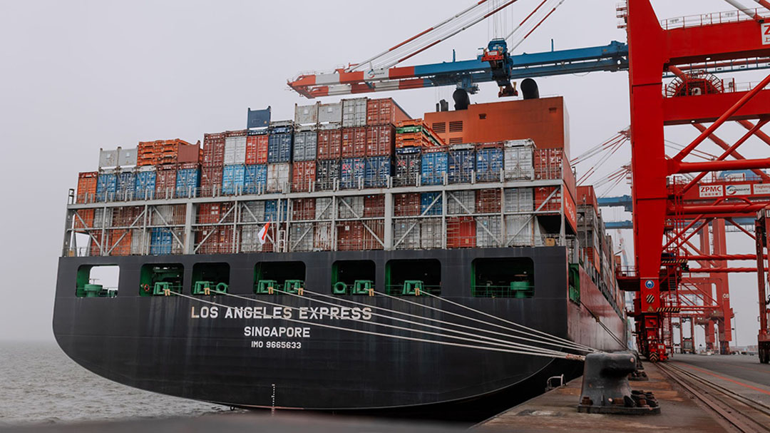 Logistics Pilot_Indian Ocean Service_Los Angeles Express Los Angeles Express loaded with numerous containers at the Eurogate terminal