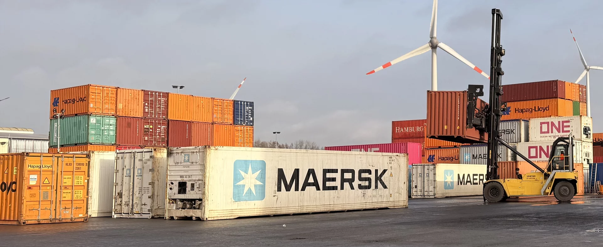 Addicks-Kreye-Container Containers and forklifts on the Addicks & Kreye site