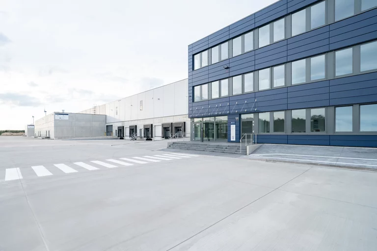 multi-purpose logistics center  Leschaco