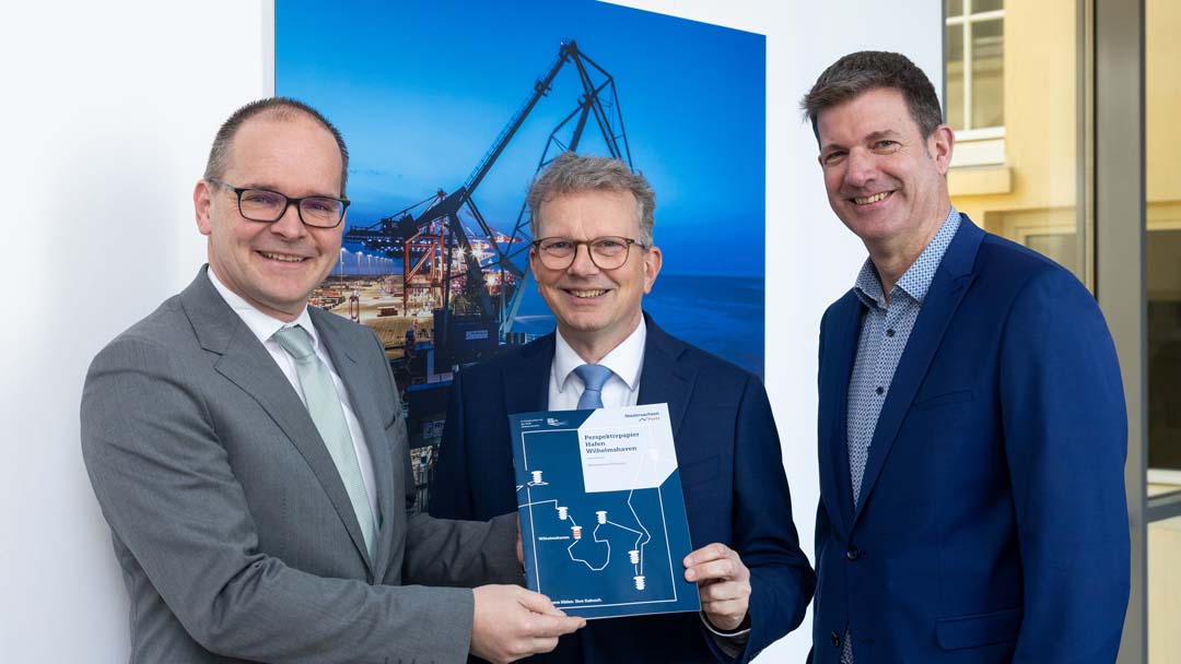 Annual press conference of the seaports of Lower Saxony Three gentlemen, one of whom is Holger Banik, present the vision document for the Port of Wilhelmshaven