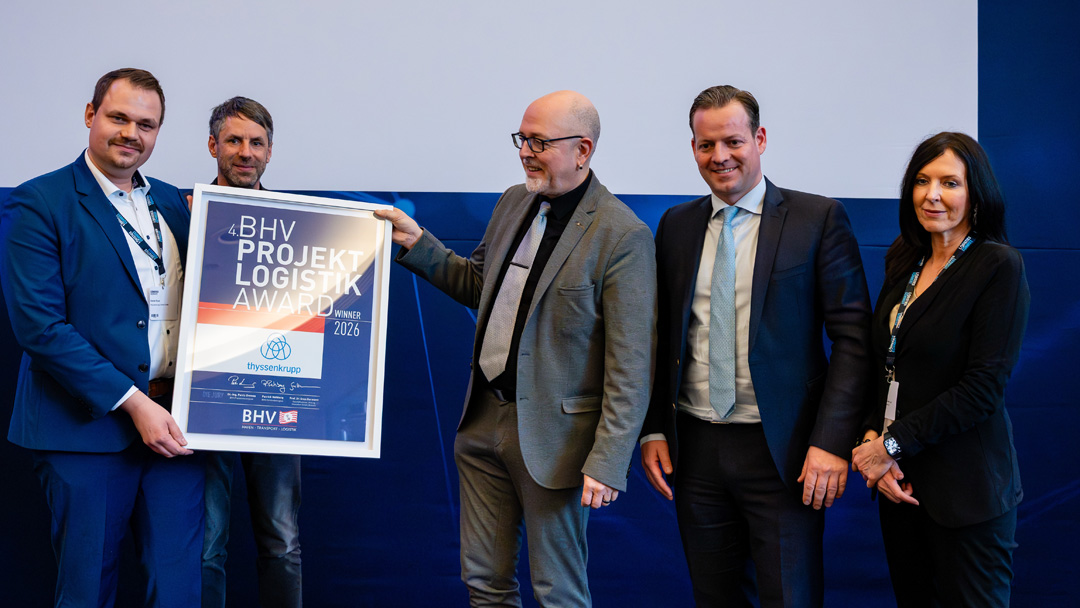 Der Preis in Form einer großen Urkunde wird an den Preisträger übergeben