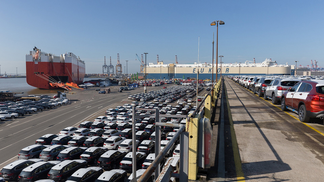 Autos stehen in Reih und Glied am Autoterminal der BLG