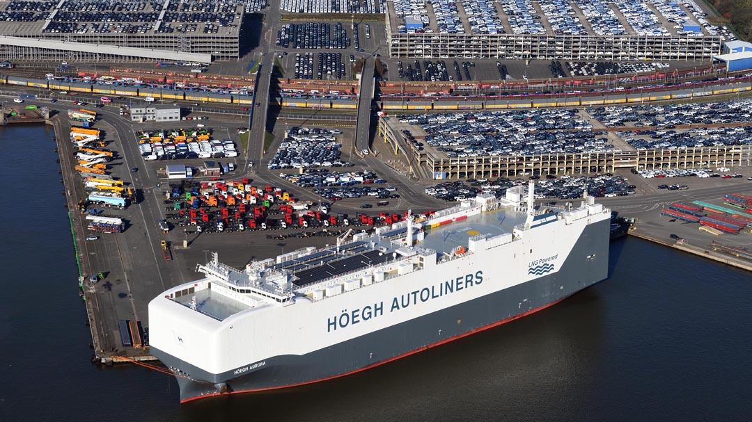 Blick auf das Autoterminal in Bremerhaven mit einem Höegh Autoliner im Vordergrund