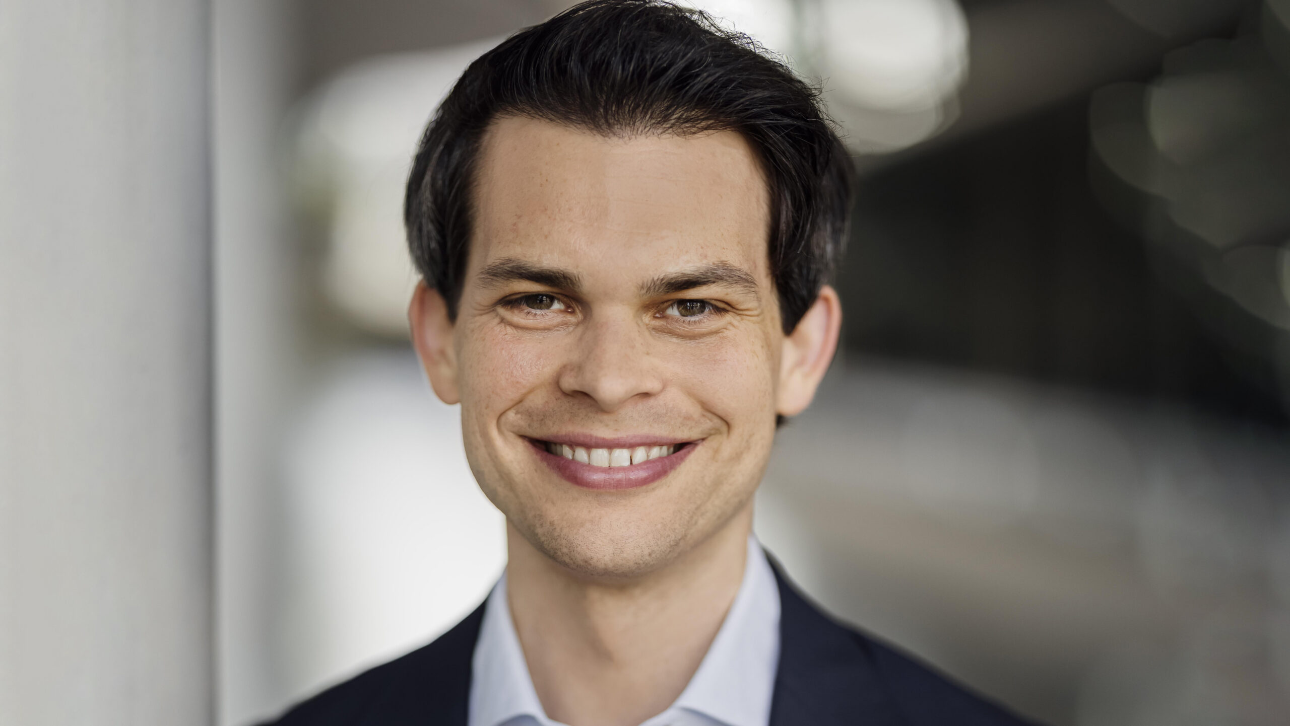 HAMBURG. Der Vorschlag des maritimen Koordinators Christoph Ploß, das Sondervermögen Infrastruktur auch für Seehäfen und Wasserstraßen zu öffnen, stieß Ende Mai 2026 auf breite Zustimmung beim Zentralverband der deutschen Seehafenbetriebe (ZDS) und beim Deutschen Gewerkschaftsbund (DGB).