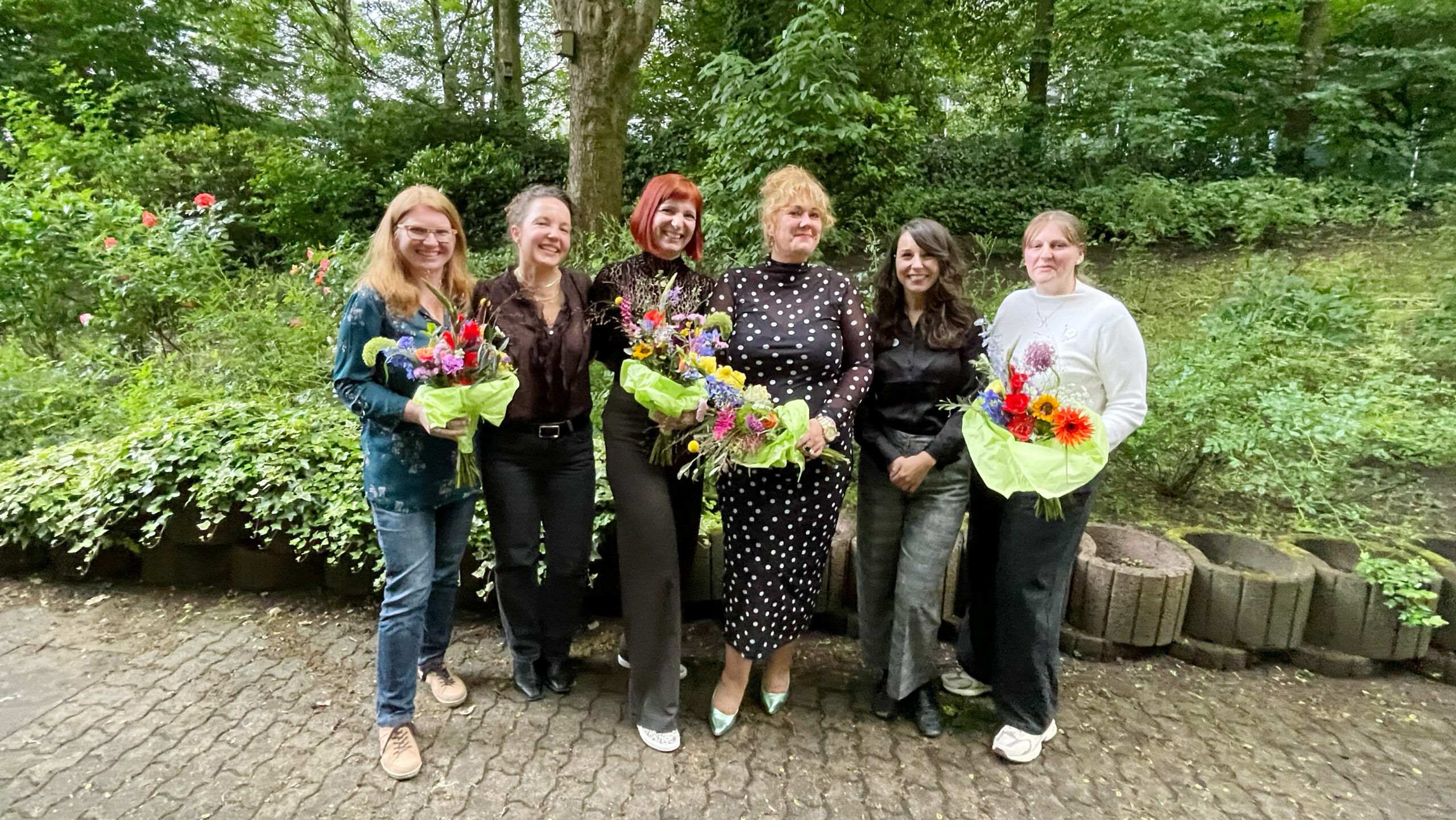 Neuer Vorstand WISTA Germany Gruppenfoto mit sechs Frauen, teilweise mit Blumensträußen in der Hand