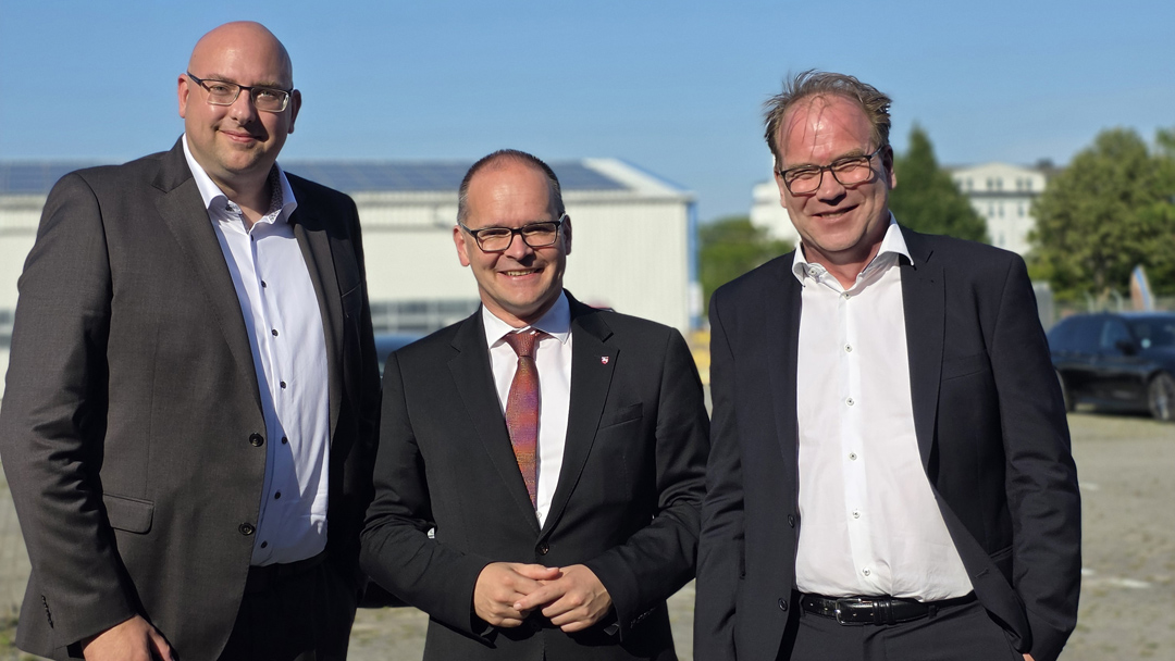 Grant Henrik Tonne bei Veranstaltung der Jade-Dienst GmbH Gruppenfoto von drei Herren in Anzügen.
