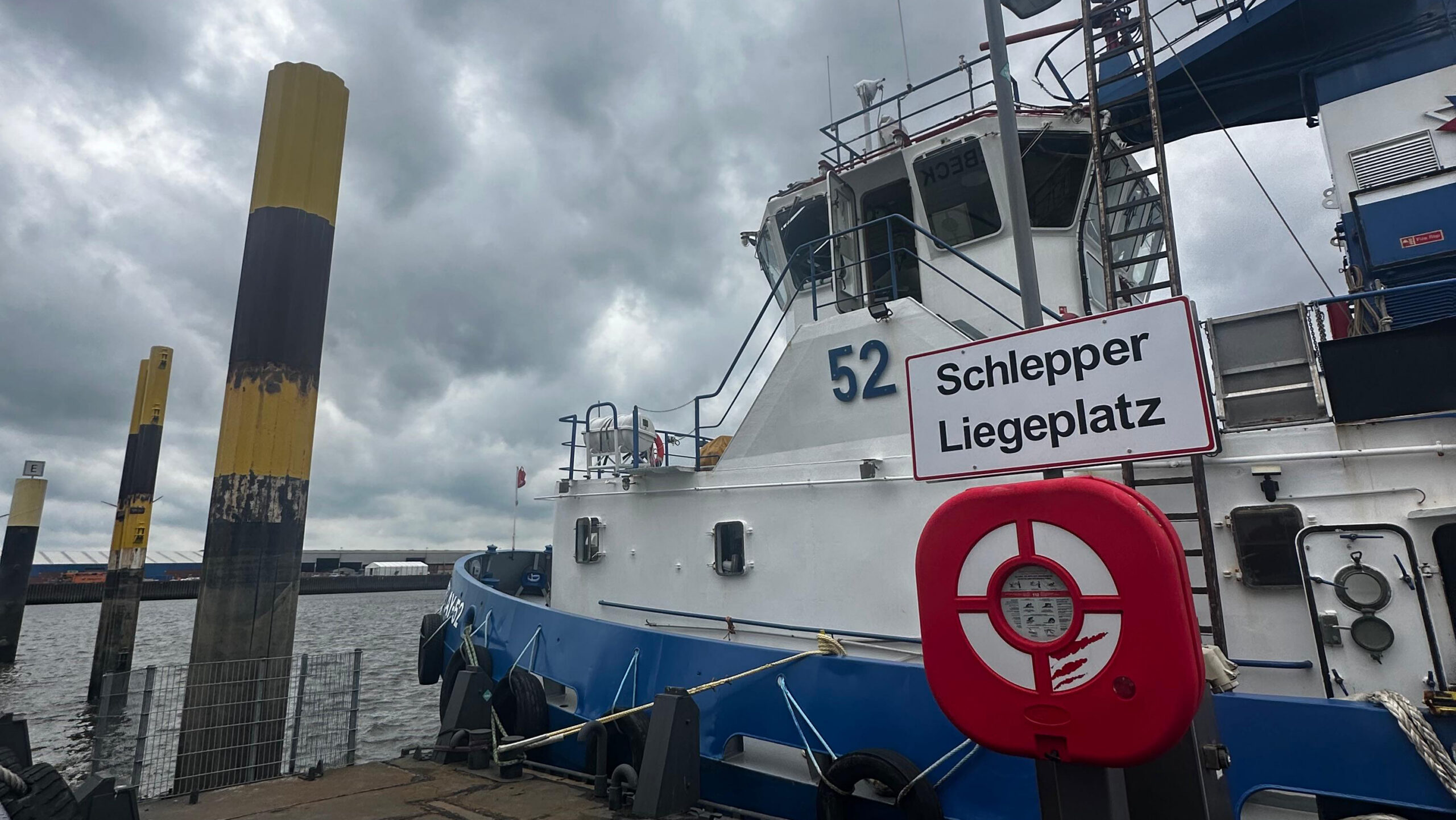 Schlepper an einem Liegeplatz Ein Schlepper an seinem Liegeplatz vor grauen Wolken.