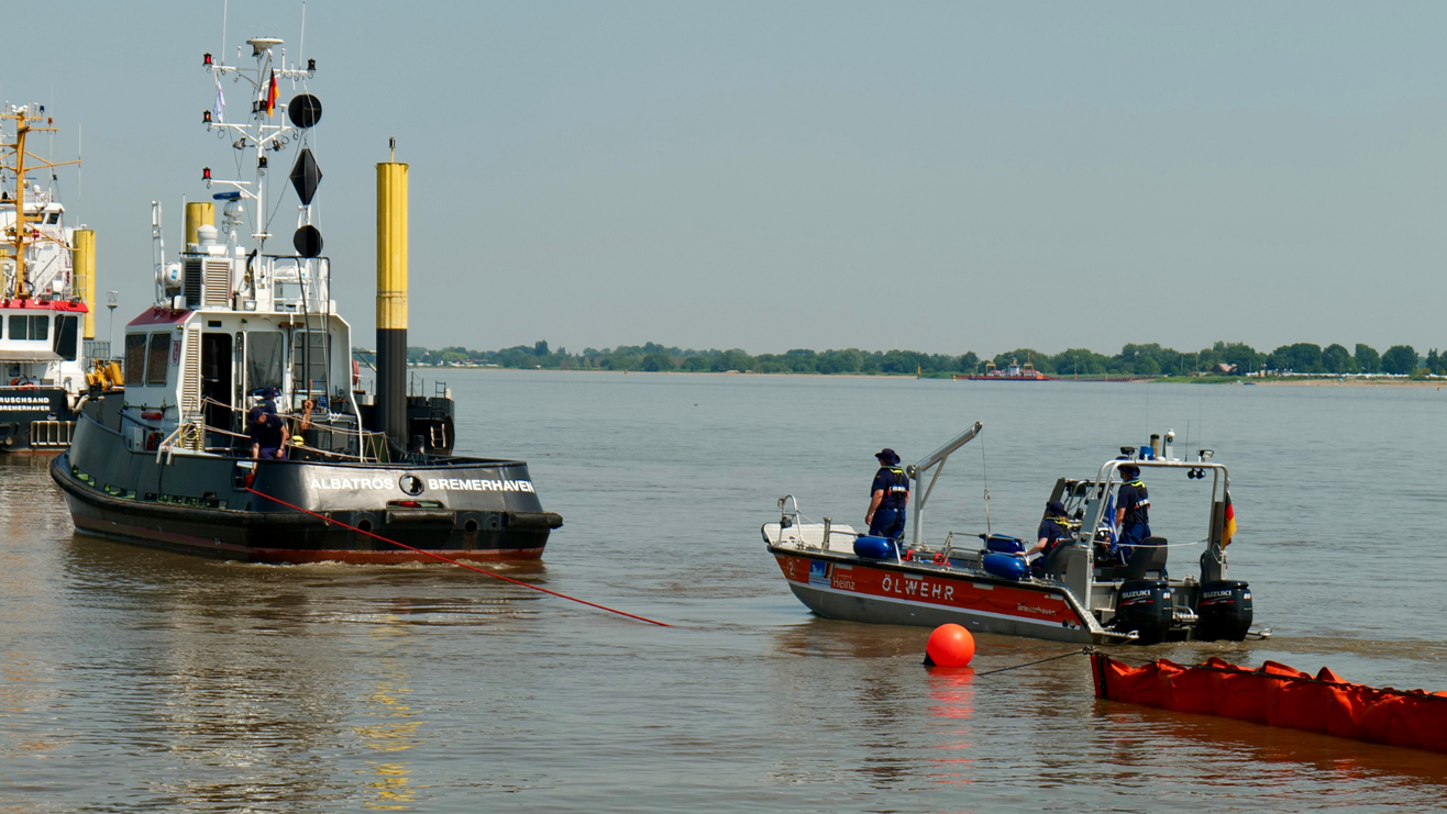 THW Training Ölsperre Ein kleines Boot der Ölwehr sowie ein etwas größeres Boot bei einer Übung.