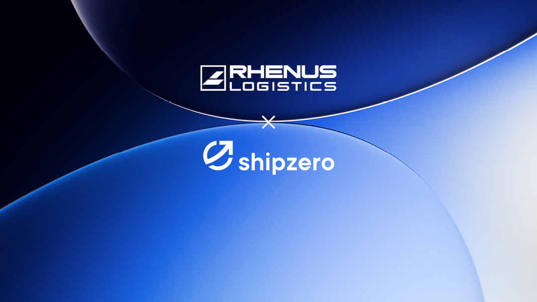 Rhenus-Logo und Shipzero-Log auf einem blauen Hintergrund