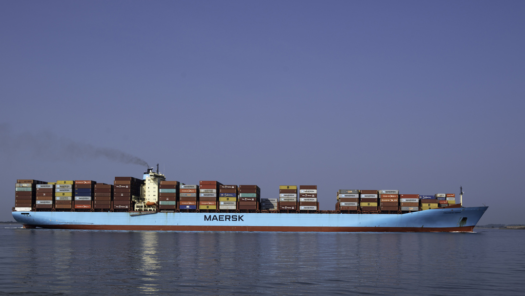 Die Maersk Colombine in Seitenansicht auf ruhiger See