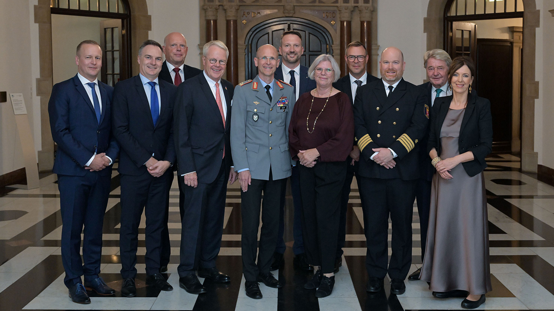 Captains’ Day in Bremen A group photograph of eleven people in ceremonial robes, taken on the premises of the town hall.