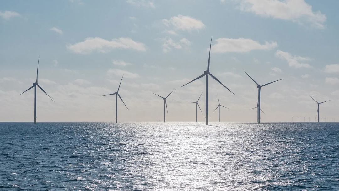 Offshore-Windpark Borkum Riffgrund 3 Offshore-windpark bei ruhiger See. Sonnenstrahlen spiegeln sich auf dem Wasser.