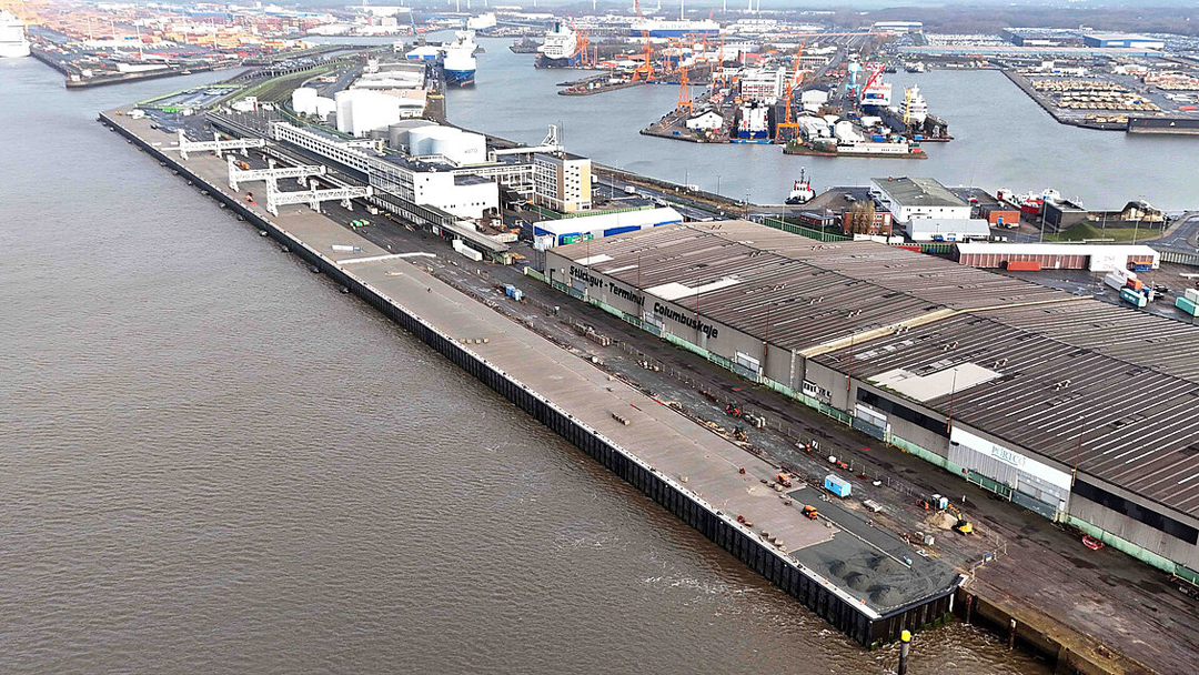 Stückgutterminal Lloyd Werft Luftaufnahme eines Terminals, IM Hintergrund seind weitere Anlagen mit Kränen und Schiffen.
